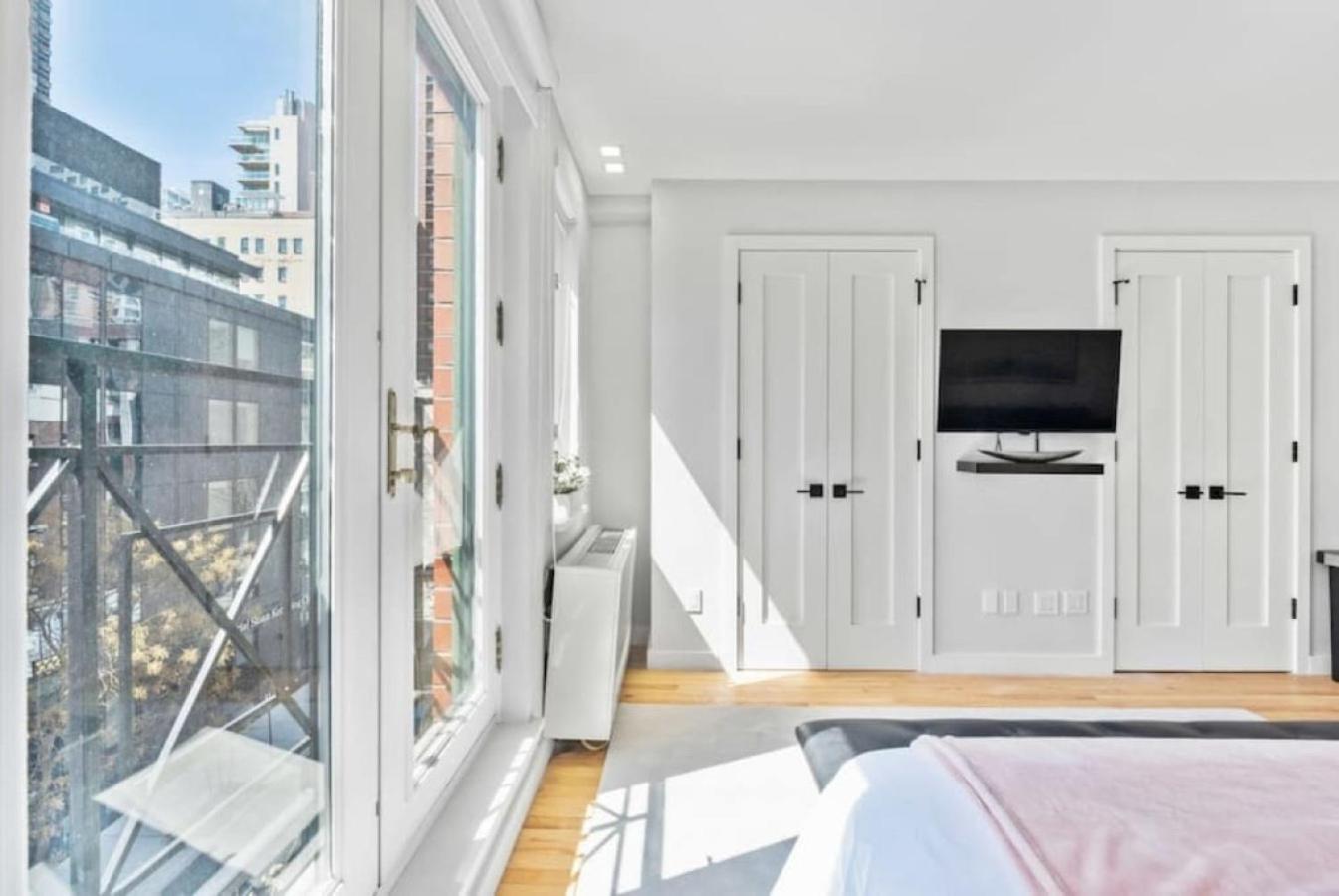 Luxe Studio With Charming Juliet Balcony Appartement New York Buitenkant foto