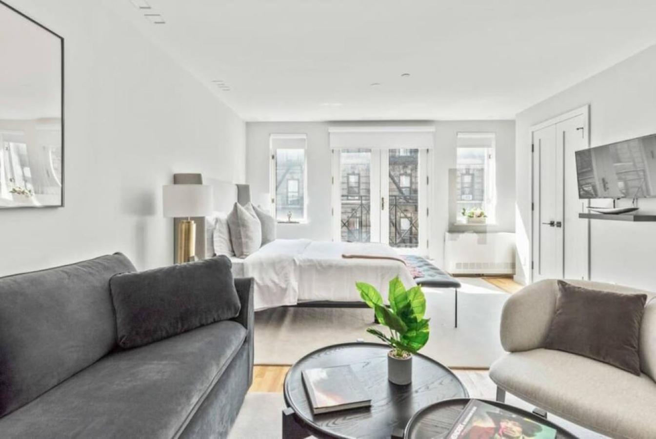 Luxe Studio With Charming Juliet Balcony Appartement New York Buitenkant foto