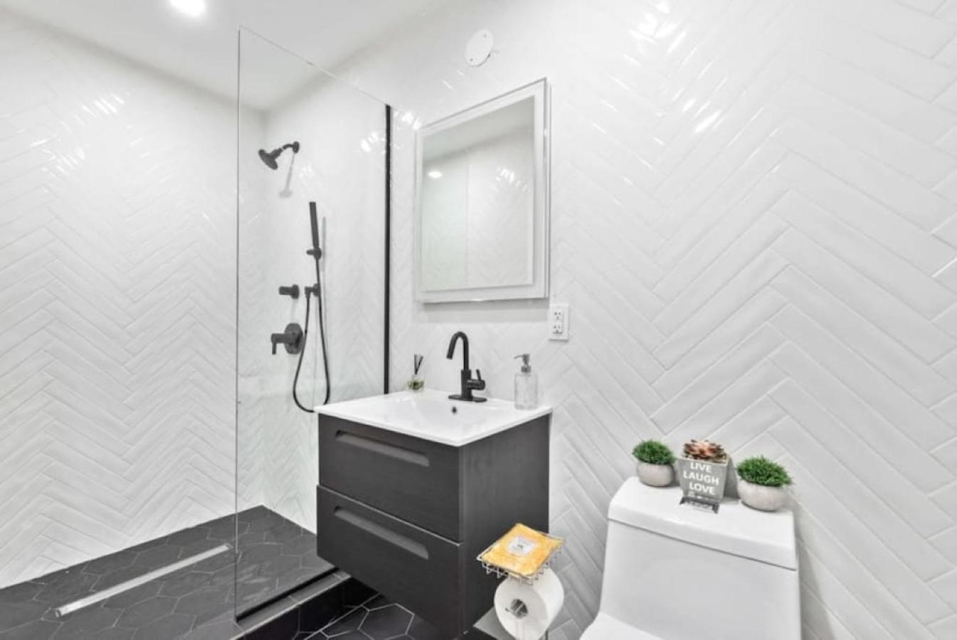 Luxe Studio With Charming Juliet Balcony Appartement New York Buitenkant foto