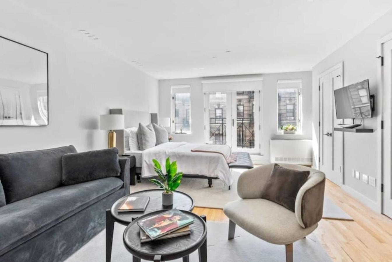 Luxe Studio With Charming Juliet Balcony Appartement New York Buitenkant foto