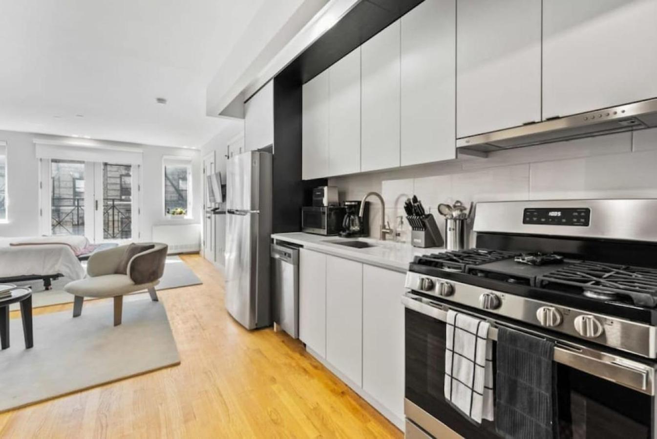 Luxe Studio With Charming Juliet Balcony Appartement New York Buitenkant foto