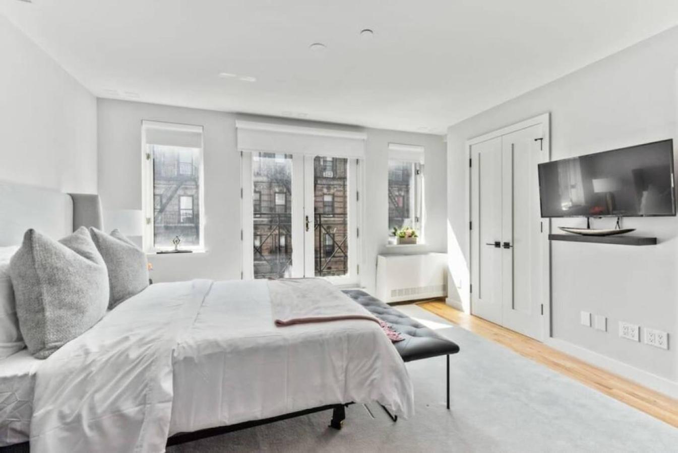 Luxe Studio With Charming Juliet Balcony Appartement New York Buitenkant foto