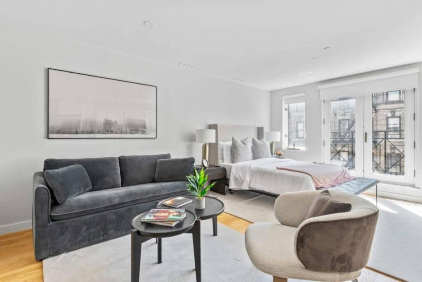Luxe Studio With Charming Juliet Balcony Appartement New York Buitenkant foto
