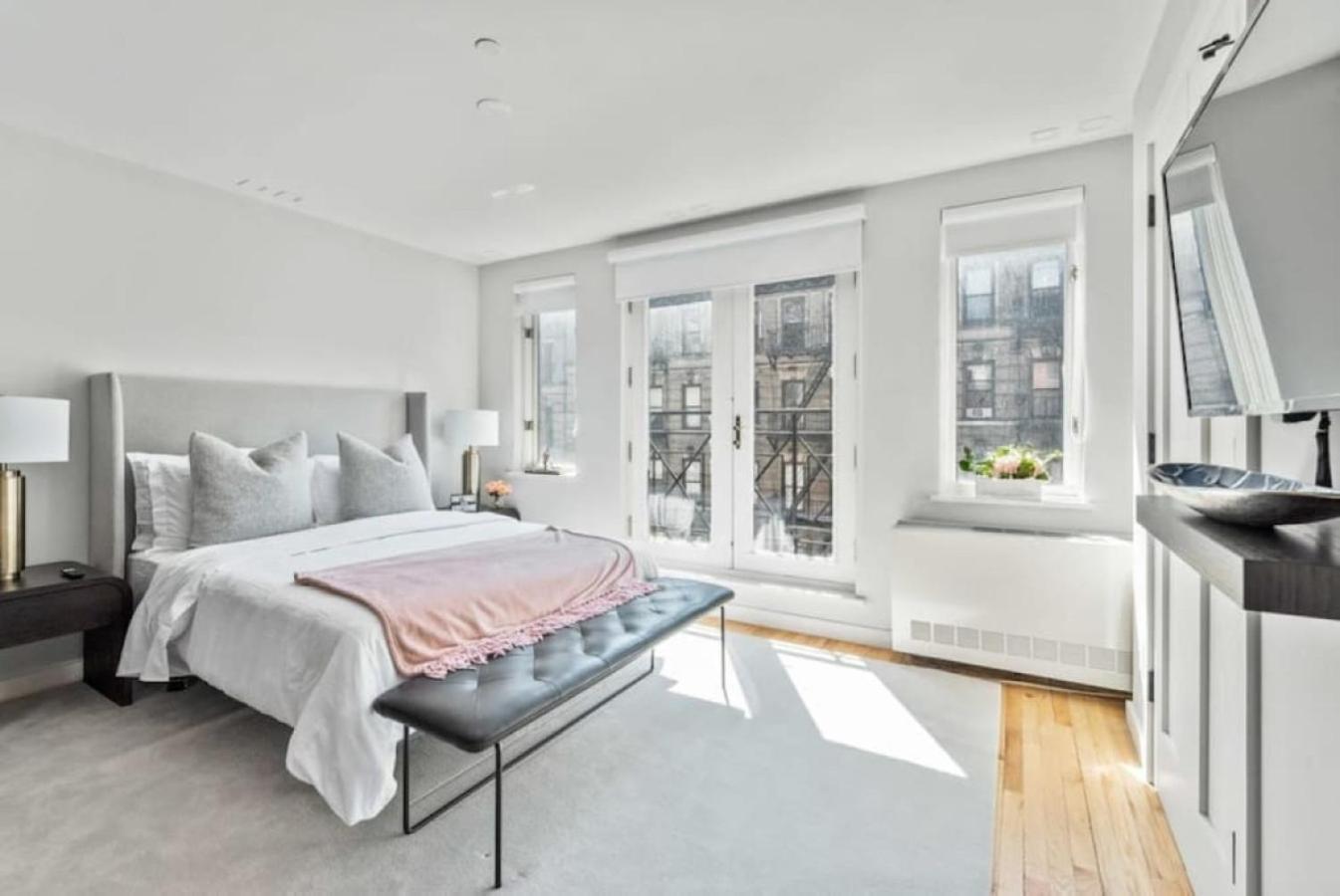 Luxe Studio With Charming Juliet Balcony Appartement New York Buitenkant foto