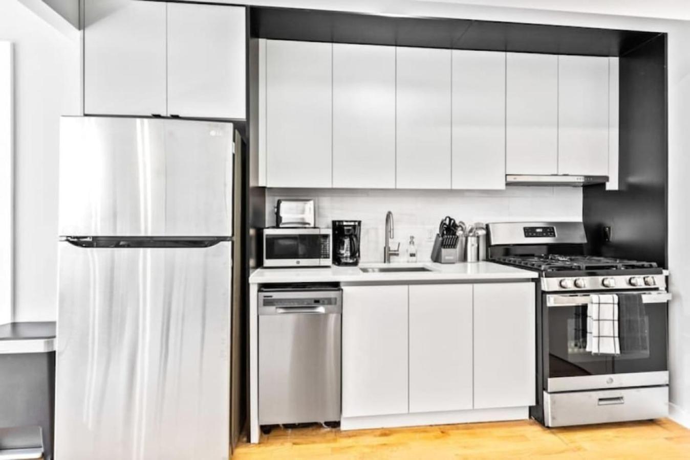 Luxe Studio With Charming Juliet Balcony Appartement New York Buitenkant foto