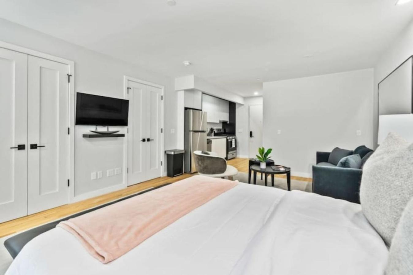 Luxe Studio With Charming Juliet Balcony Appartement New York Buitenkant foto