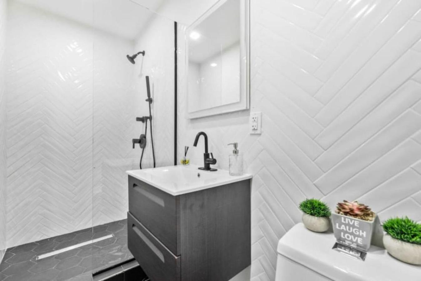 Luxe Studio With Charming Juliet Balcony Appartement New York Buitenkant foto