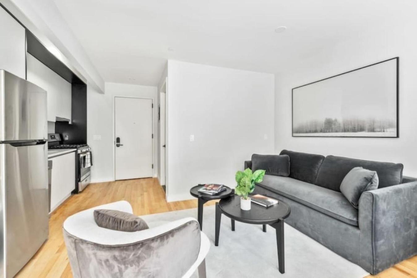 Luxe Studio With Charming Juliet Balcony Appartement New York Buitenkant foto