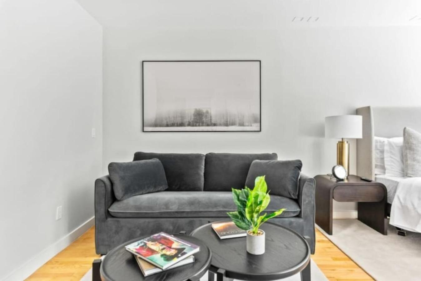 Luxe Studio With Charming Juliet Balcony Appartement New York Buitenkant foto