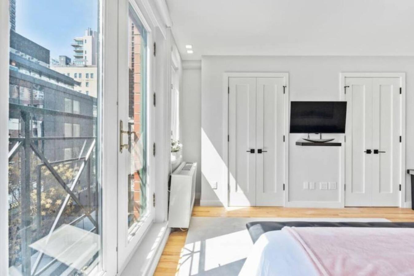 Luxe Studio With Charming Juliet Balcony Appartement New York Buitenkant foto