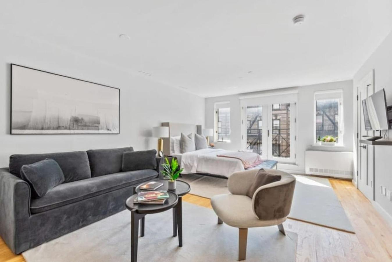 Luxe Studio With Charming Juliet Balcony Appartement New York Buitenkant foto