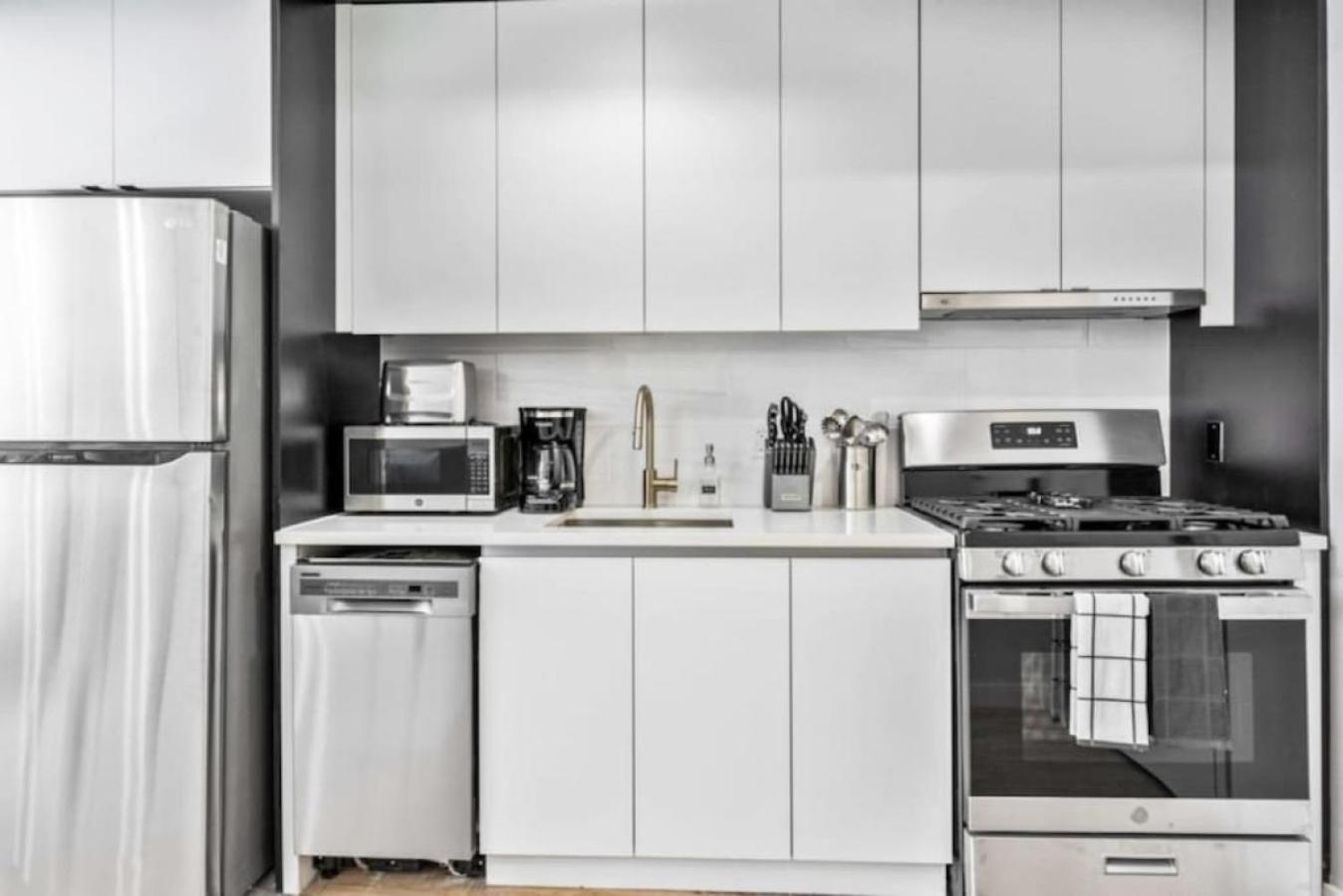 Luxe Studio With Charming Juliet Balcony Appartement New York Buitenkant foto