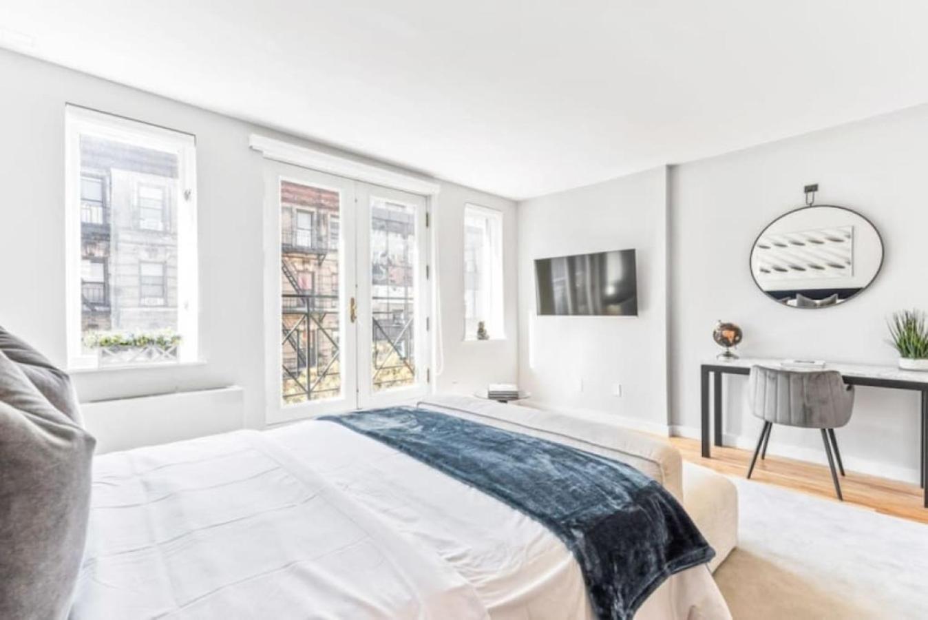 Luxe Studio With Charming Juliet Balcony Appartement New York Buitenkant foto