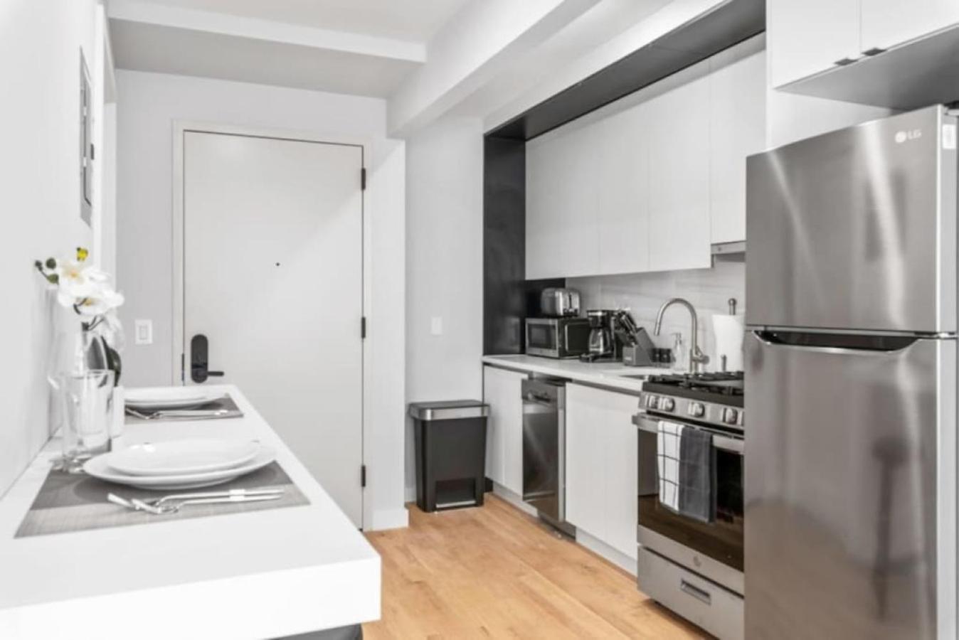 Luxe Studio With Charming Juliet Balcony Appartement New York Buitenkant foto
