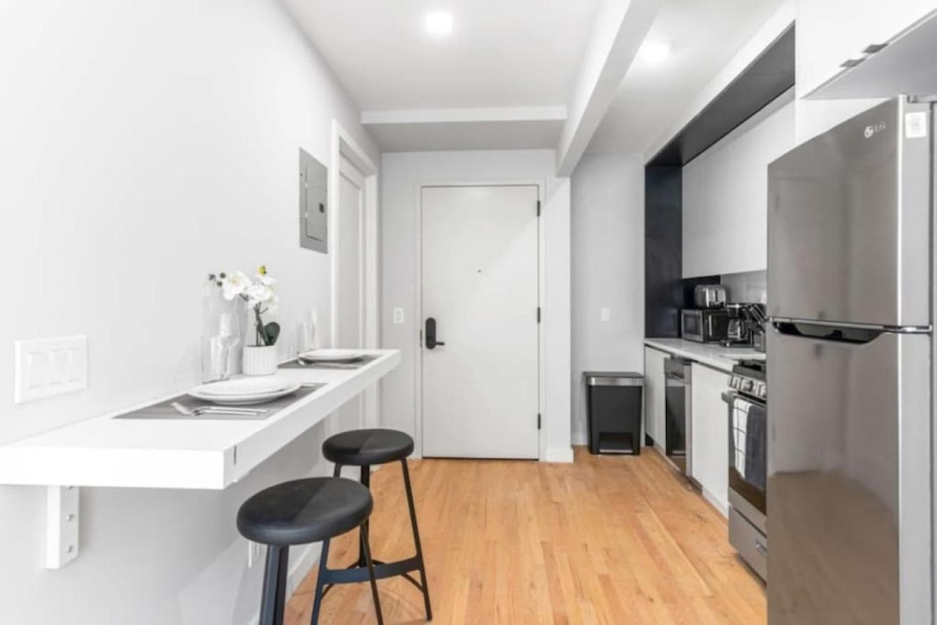 Luxe Studio With Charming Juliet Balcony Appartement New York Buitenkant foto