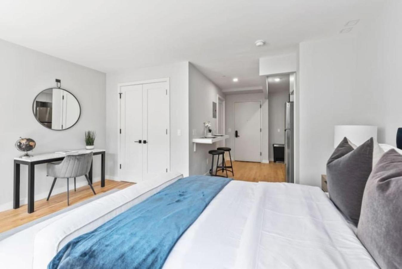 Luxe Studio With Charming Juliet Balcony Appartement New York Buitenkant foto