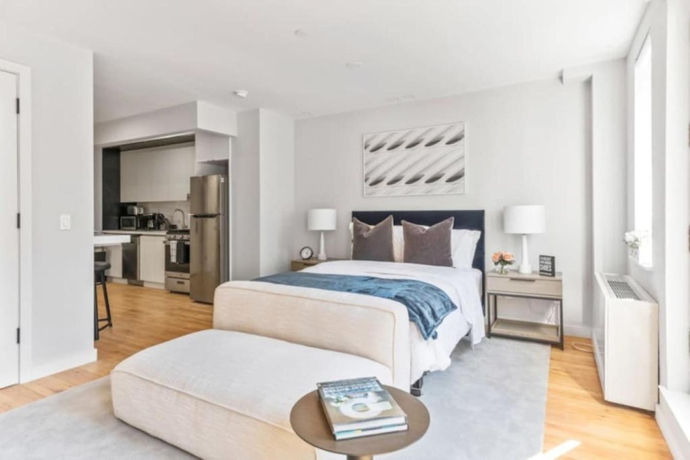 Luxe Studio With Charming Juliet Balcony Appartement New York Buitenkant foto