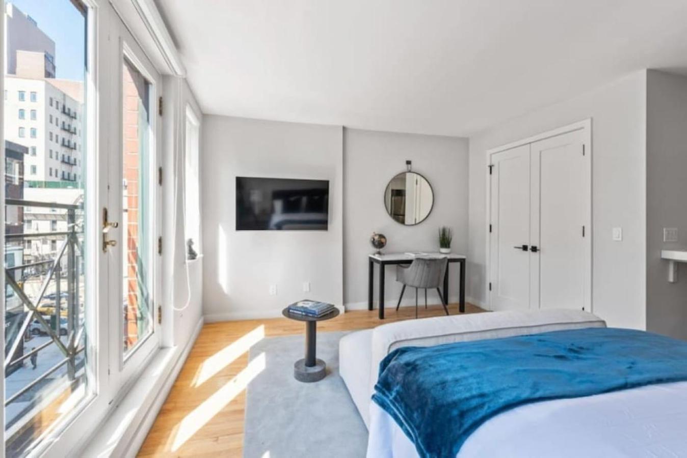 Luxe Studio With Charming Juliet Balcony Appartement New York Buitenkant foto