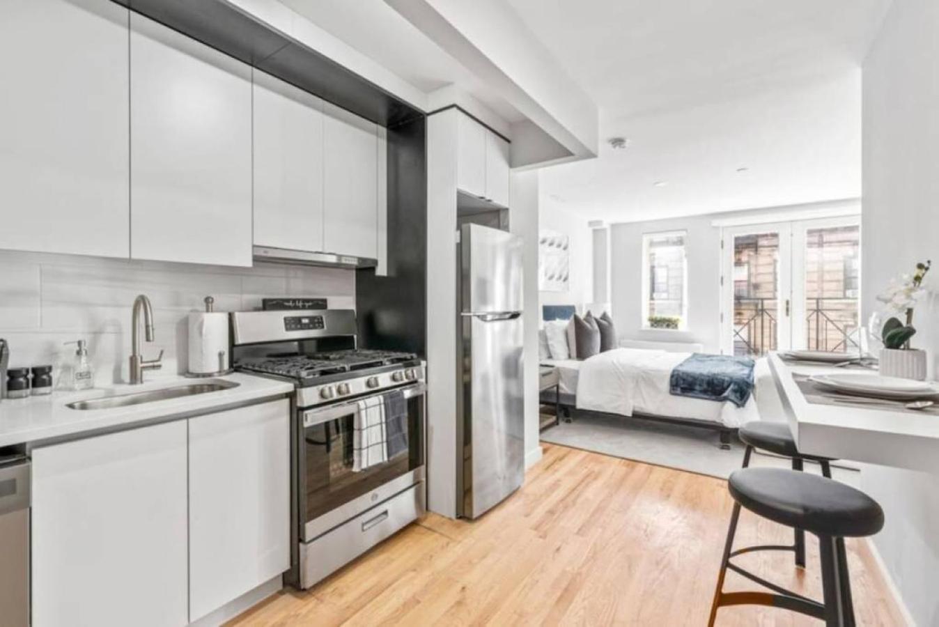 Luxe Studio With Charming Juliet Balcony Appartement New York Buitenkant foto