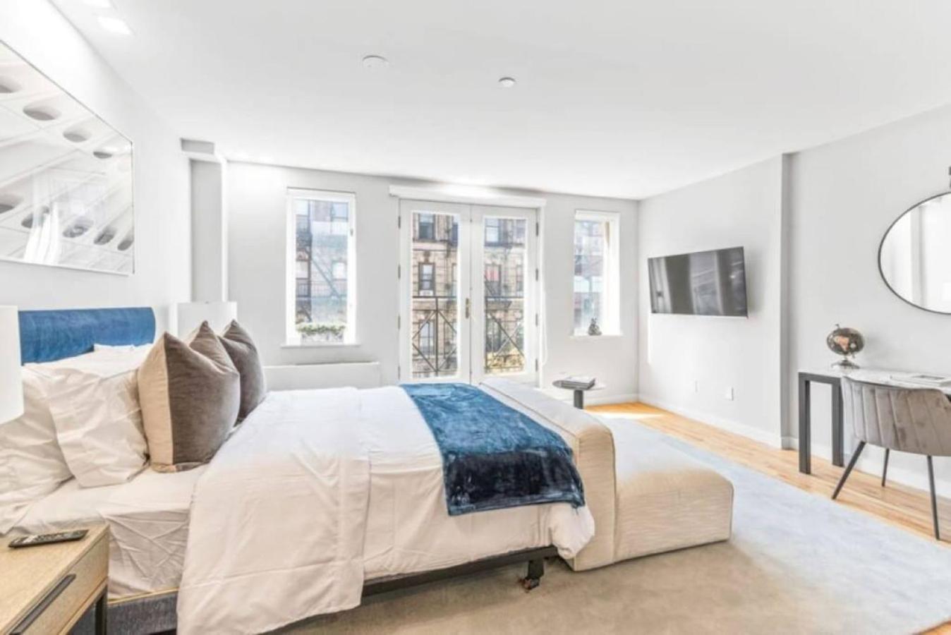 Luxe Studio With Charming Juliet Balcony Appartement New York Buitenkant foto